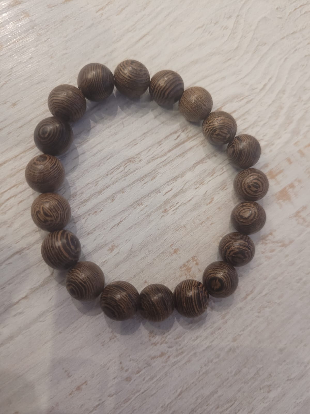 Stylowa bransoletka wykonana z dużych koralików